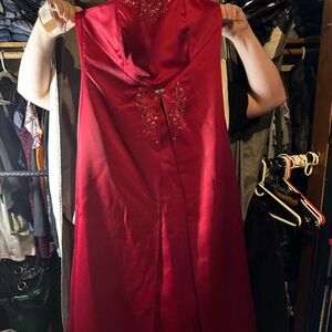 Chic Strapless Red Dress with Embroidered Detail